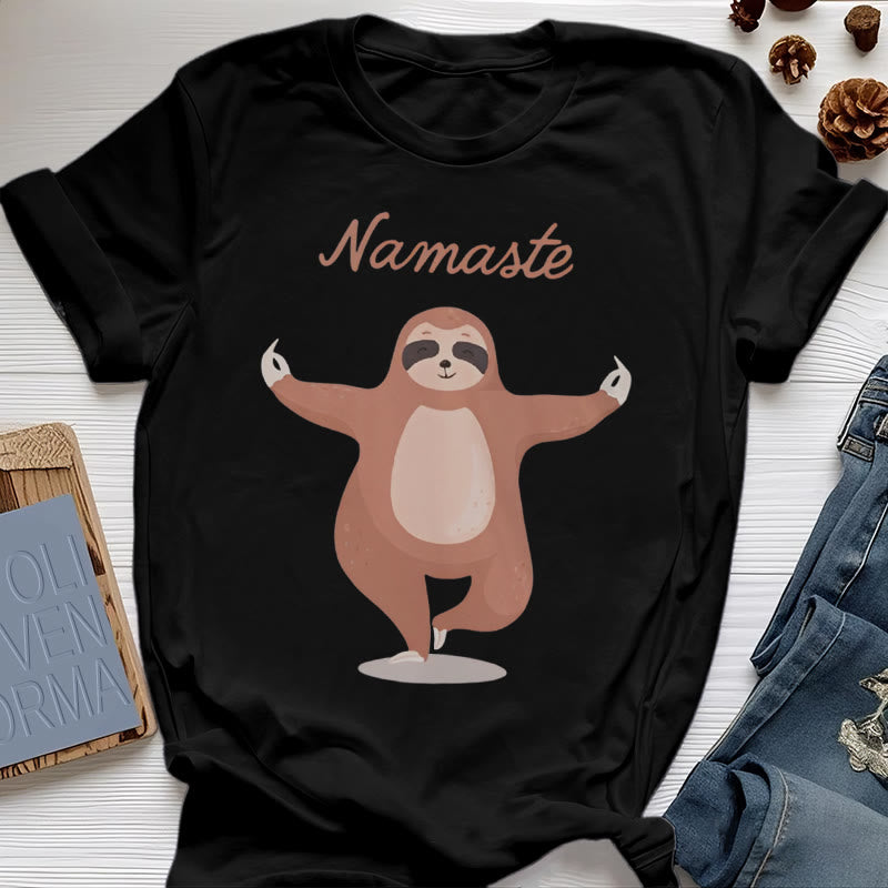 Maglietta Olivenorma Yoga con citazione "Namaste" e "Bradipo"