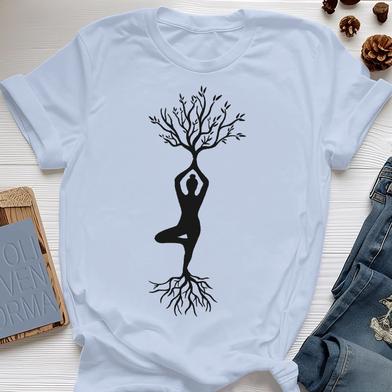 Maglietta Olivenorma con la posizione dell'albero yoga radicata