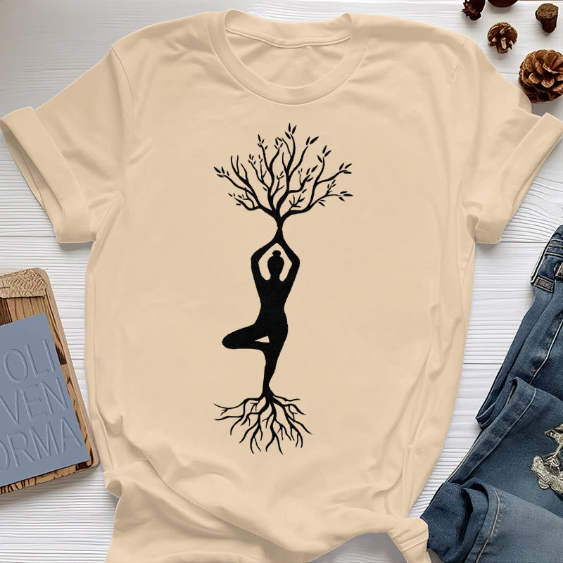 Maglietta Olivenorma con la posizione dell'albero yoga radicata