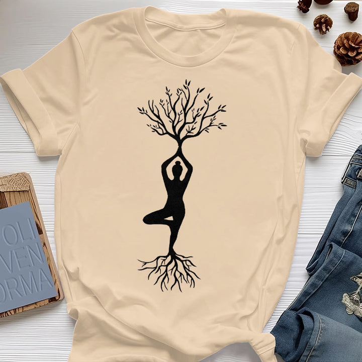 Maglietta Olivenorma con la posizione dell'albero yoga radicata