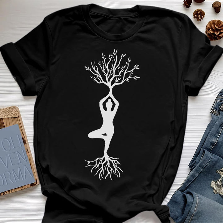 Maglietta Olivenorma con la posizione dell'albero yoga radicata
