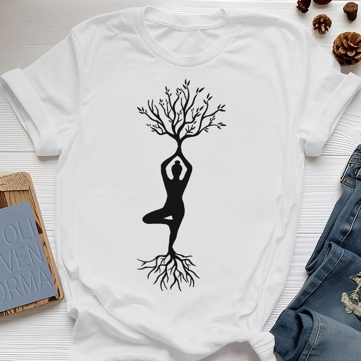 Maglietta Olivenorma con la posizione dell'albero yoga radicata