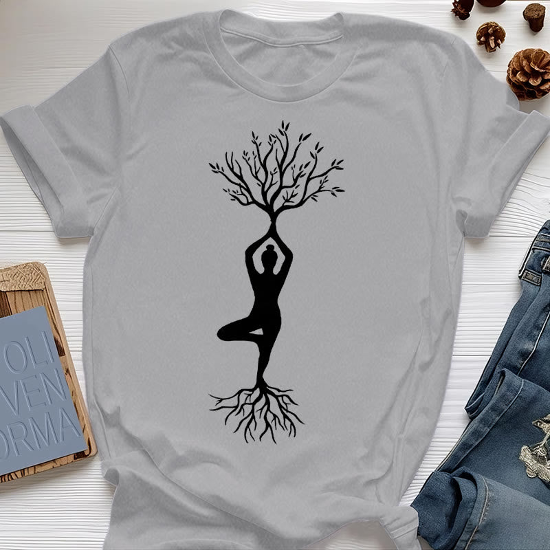 Maglietta Olivenorma con la posizione dell'albero yoga radicata
