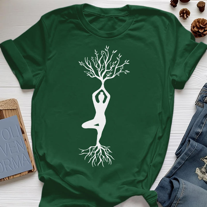 Maglietta Olivenorma con la posizione dell'albero yoga radicata