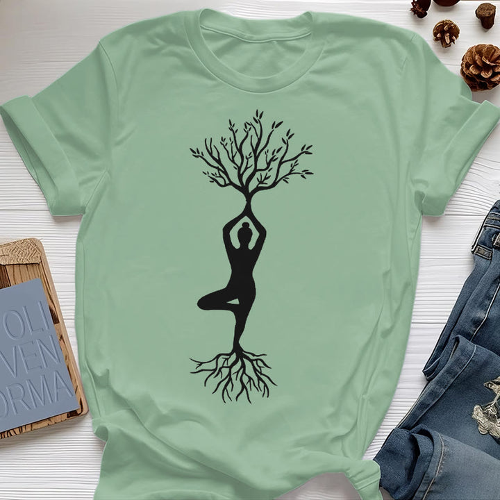 Maglietta Olivenorma con la posizione dell'albero yoga radicata