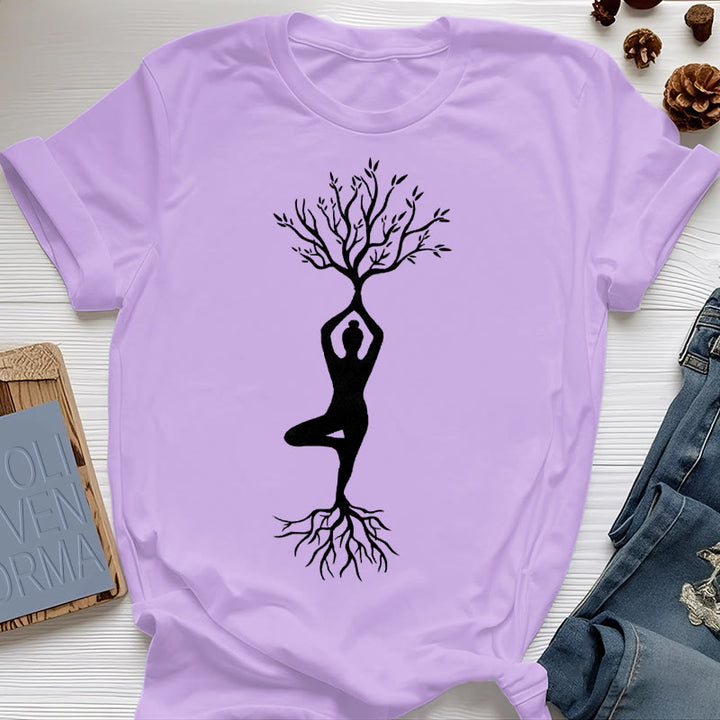 Maglietta Olivenorma con la posizione dell'albero yoga radicata