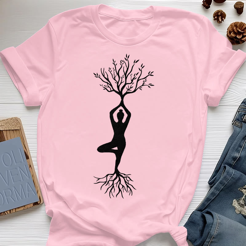 Maglietta Olivenorma con la posizione dell'albero yoga radicata