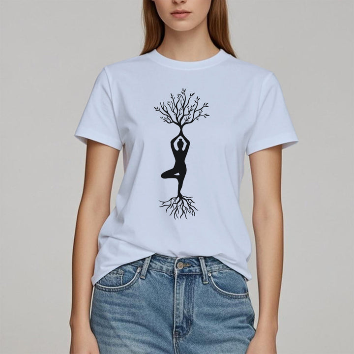 Maglietta Olivenorma con la posizione dell'albero yoga radicata
