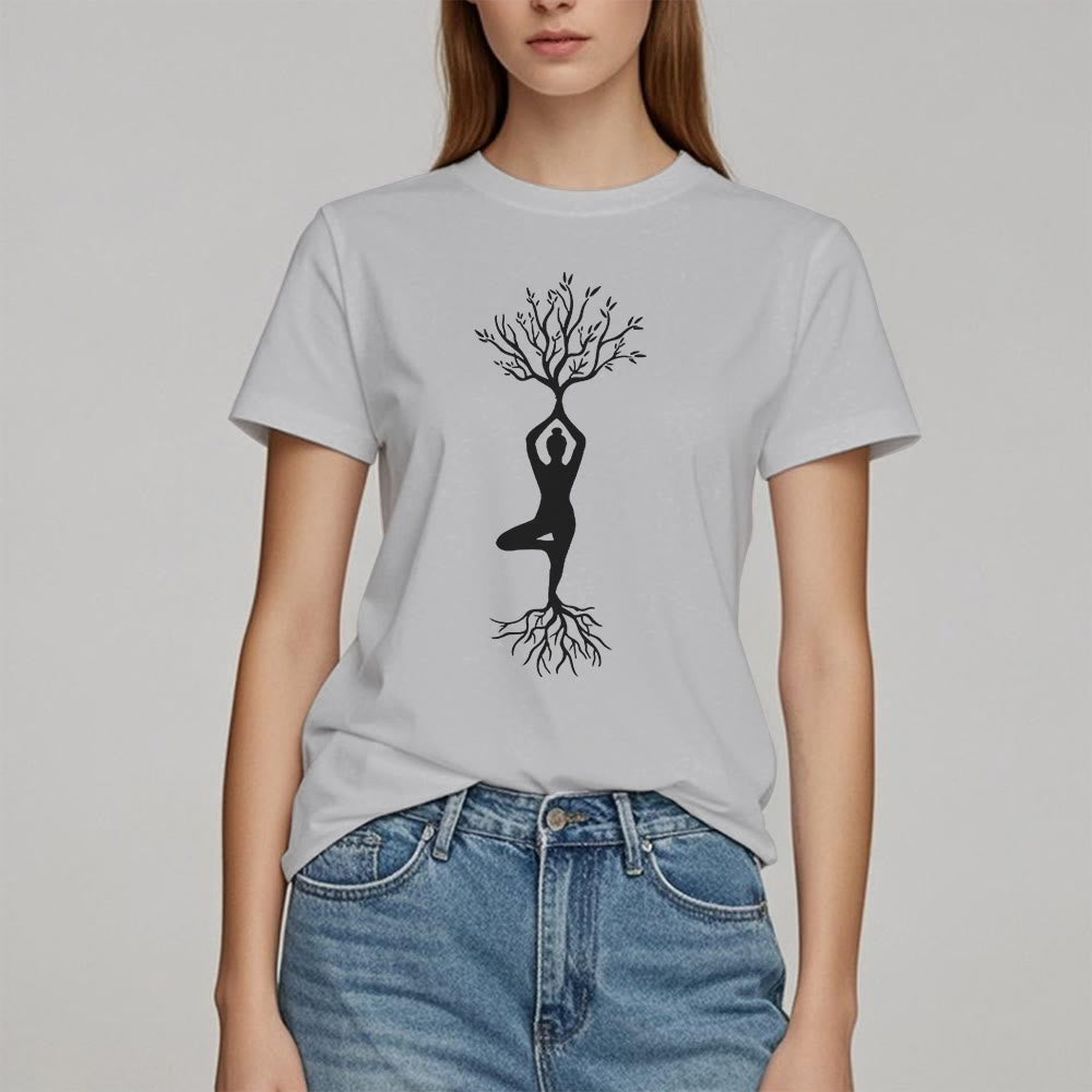 Maglietta Olivenorma con la posizione dell'albero yoga radicata