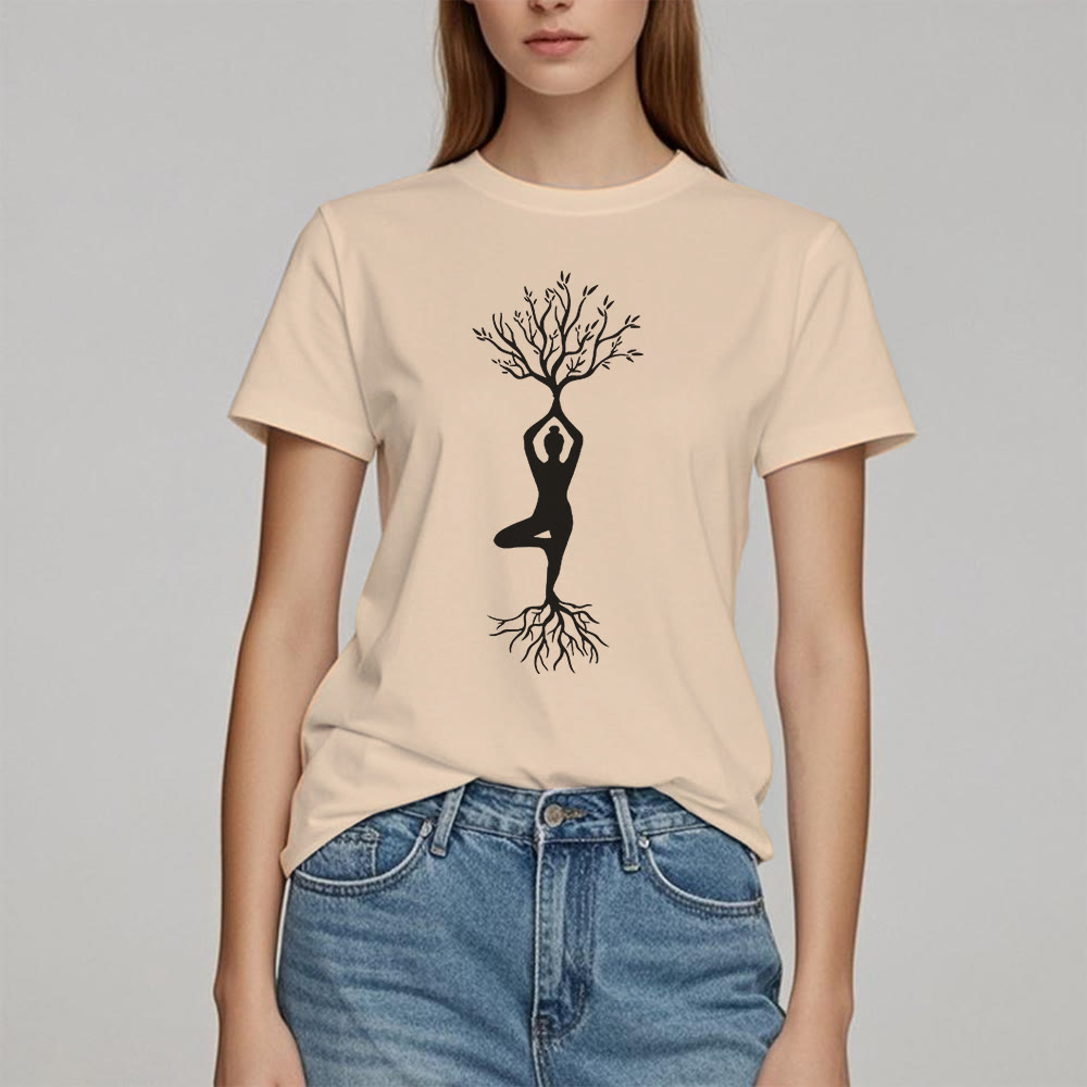 Maglietta Olivenorma con la posizione dell'albero yoga radicata