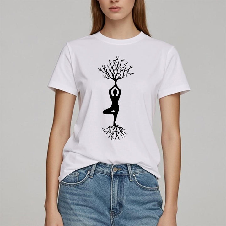Maglietta Olivenorma con la posizione dell'albero yoga radicata