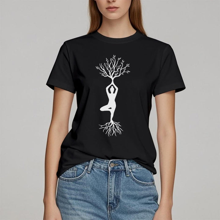 Maglietta Olivenorma con la posizione dell'albero yoga radicata