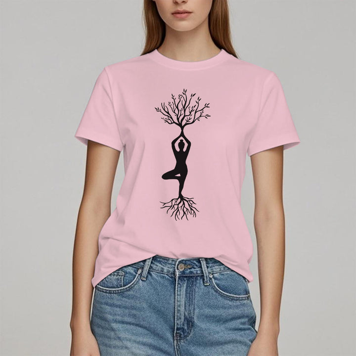 Maglietta Olivenorma con la posizione dell'albero yoga radicata