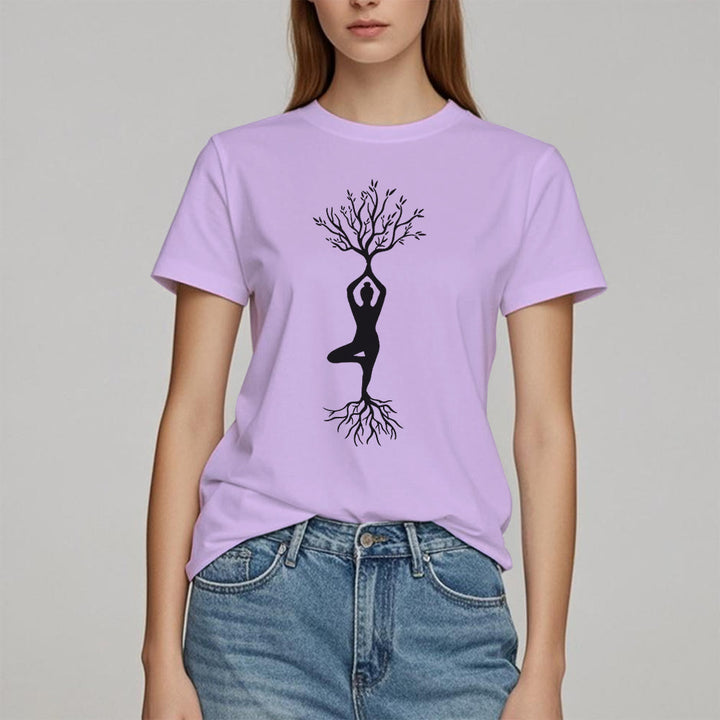Maglietta Olivenorma con la posizione dell'albero yoga radicata