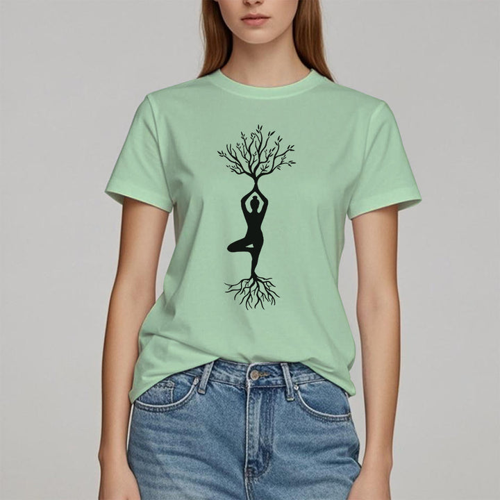 Maglietta Olivenorma con la posizione dell'albero yoga radicata