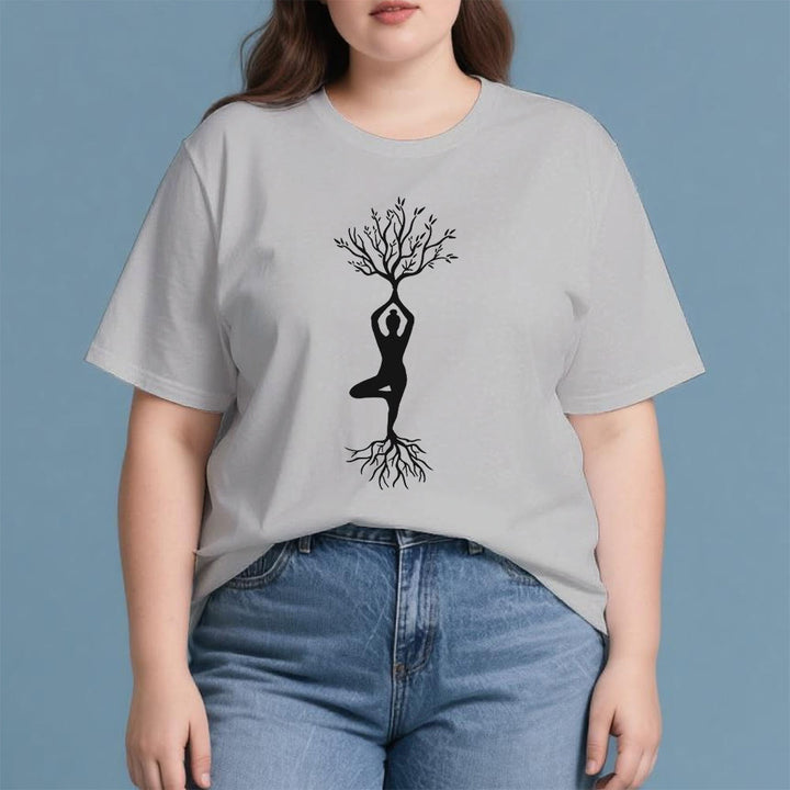 Maglietta Olivenorma con la posizione dell'albero yoga radicata