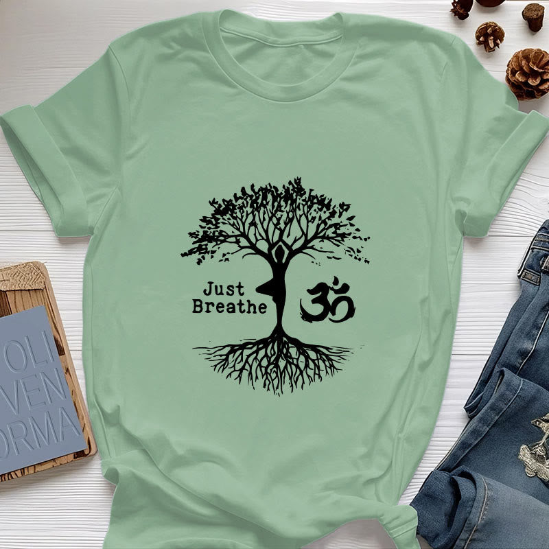 Olivenorma "JUST BREATHE" Maglietta spirituale con simbolo OM dell'albero dello yoga - Verde chiaro - 2XL - image 0