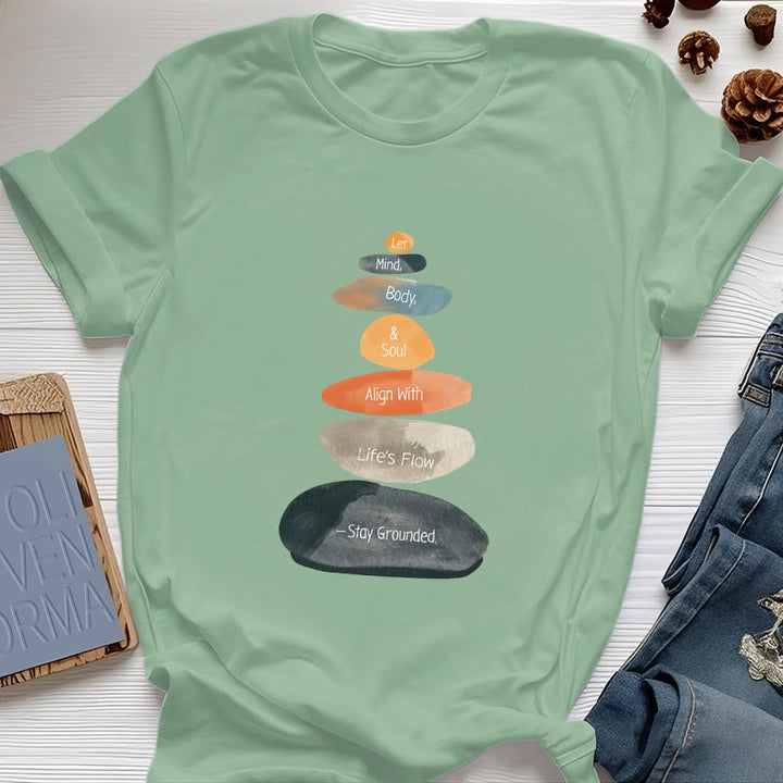 Olivenorma "Stay Grounded" T-shirt spirituale in cotone leggero - Verde chiaro - 2XL - image 18