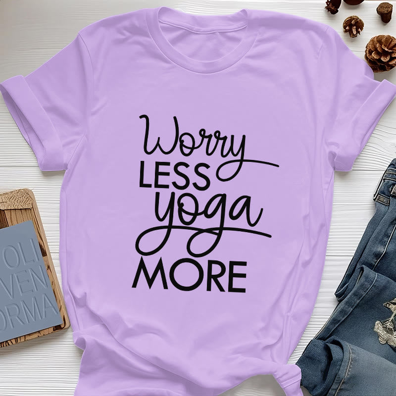 Olivenorma "PREOCCUPATI DI MENO, FAI DI PIÙ YOGA" Maglietta per amanti dello yoga e meditazione - Viola - 2XL - image 15