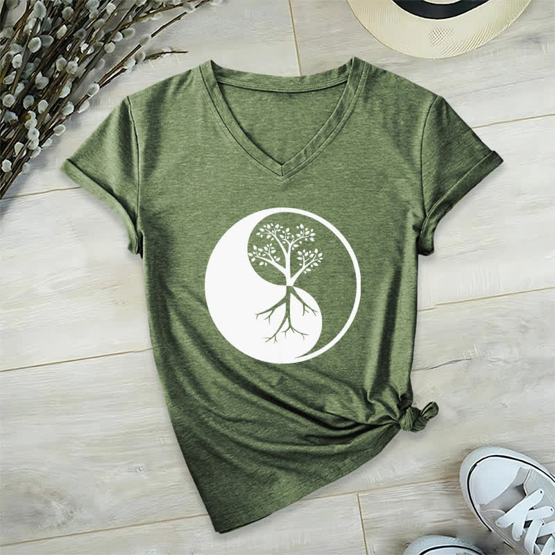 Olivenorma Yin Yang Tree Yoga Meditation T-shirt con scollo a V - Verde oliva - 2XL - image 9