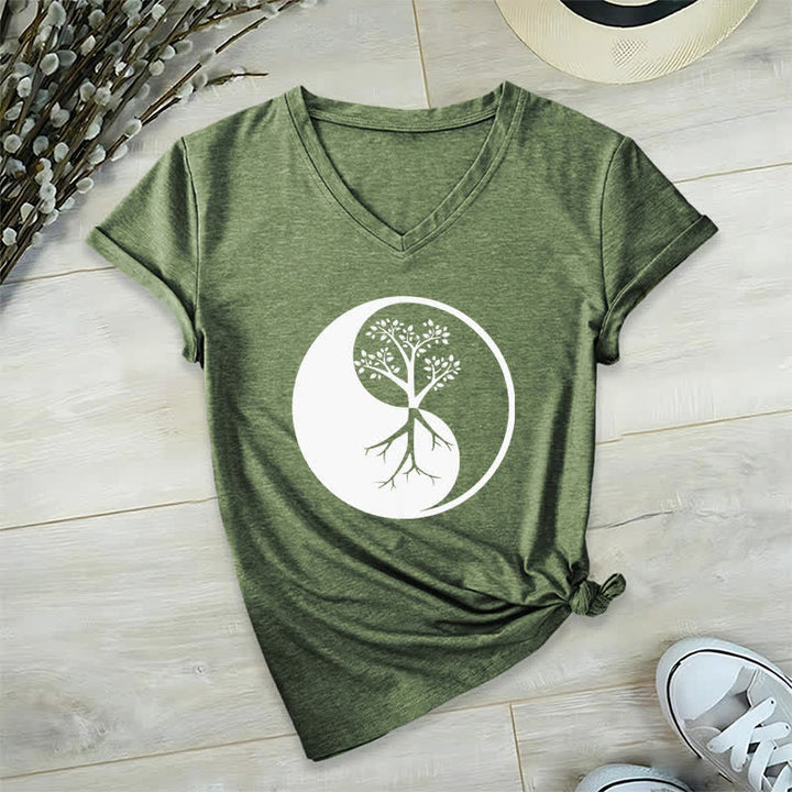 Olivenorma Yin Yang Tree Yoga Meditation T-shirt con scollo a V - Verde oliva - 2XL - image 9