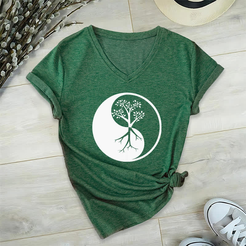 Olivenorma Yin Yang Tree Yoga Meditation T-shirt con scollo a V - Verde scuro - 2XL - image 7