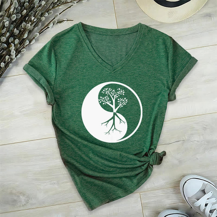 Olivenorma Yin Yang Tree Yoga Meditation T-shirt con scollo a V - Verde scuro - 2XL - image 7
