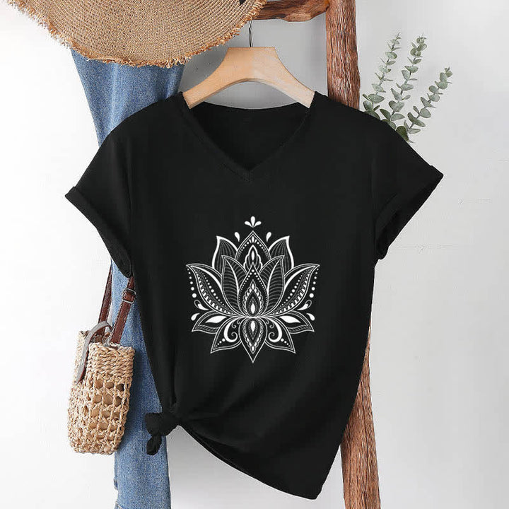 Maglietta con scollo a V e motivo mandala con fiore di loto Olivenorma - Nero - 2XL - image 13