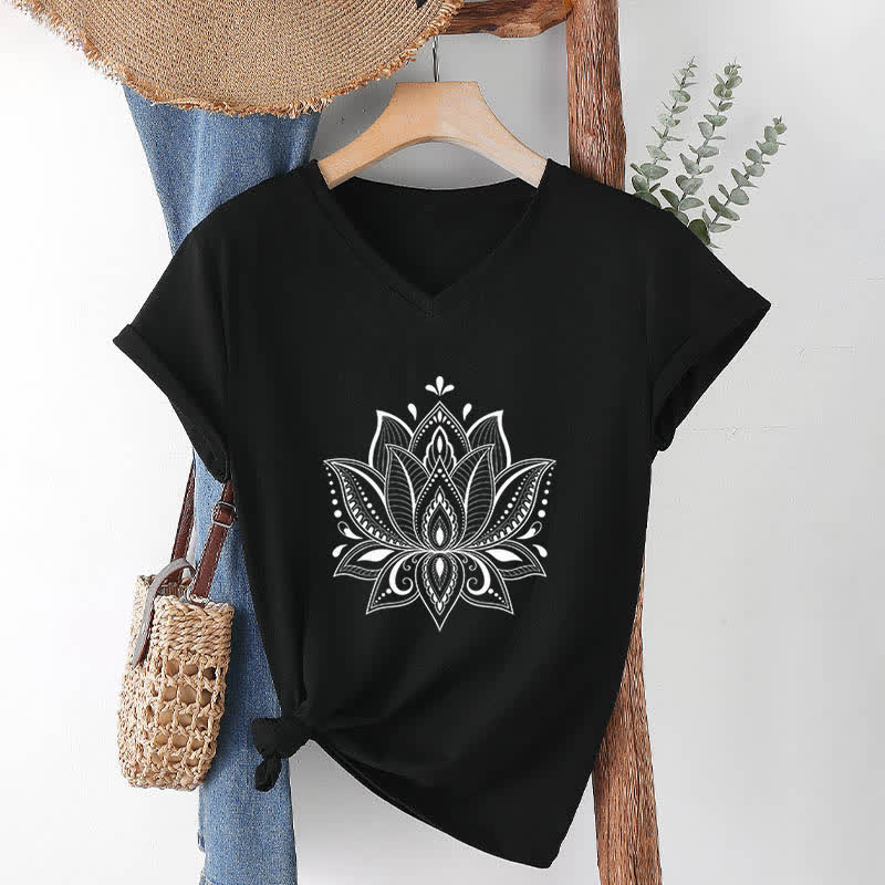 Maglietta con scollo a V e motivo mandala con fiore di loto Olivenorma - Nero - 2XL - image 14