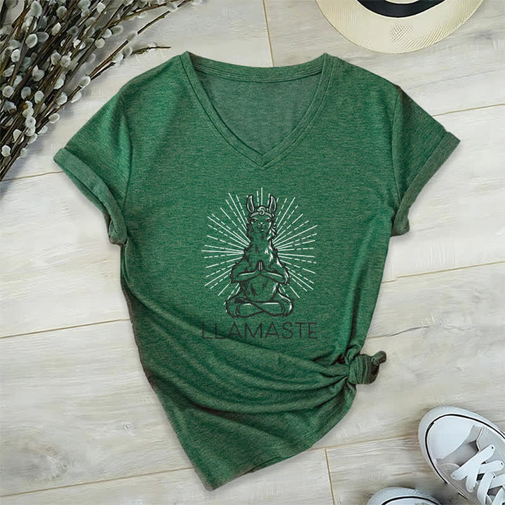 Olivenorma Maglietta divertente con scollo a V e scritta "Yoga Llama Namaste Workout" - Verde scuro - 2XL - image 5