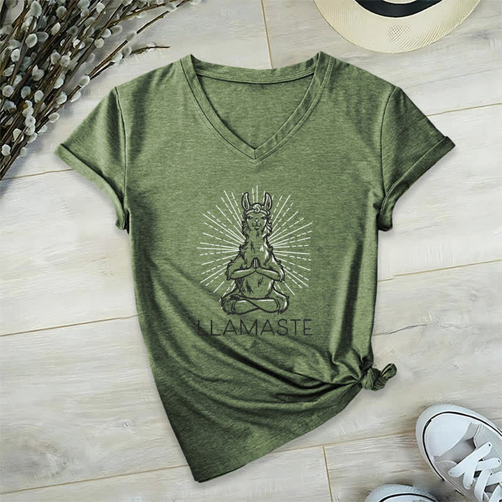 Olivenorma Maglietta divertente con scollo a V e scritta "Yoga Llama Namaste Workout" - Verde oliva - 2XL - image 7