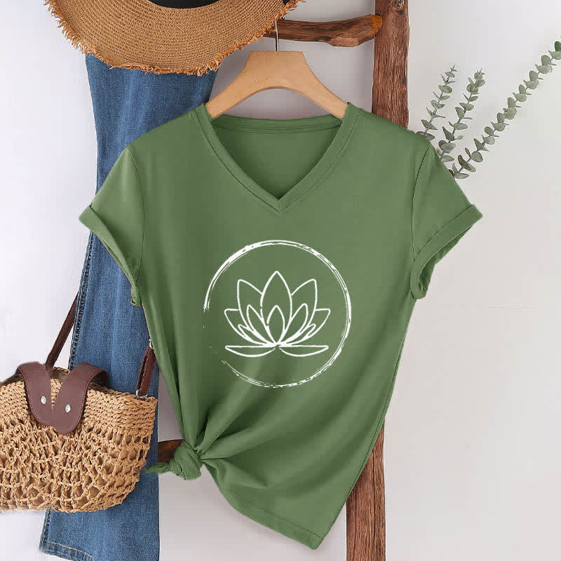 Olivenorma Boho Lotus Flower T-shirt ampia con scollo a V - Verde oliva - 2XL - image 8
