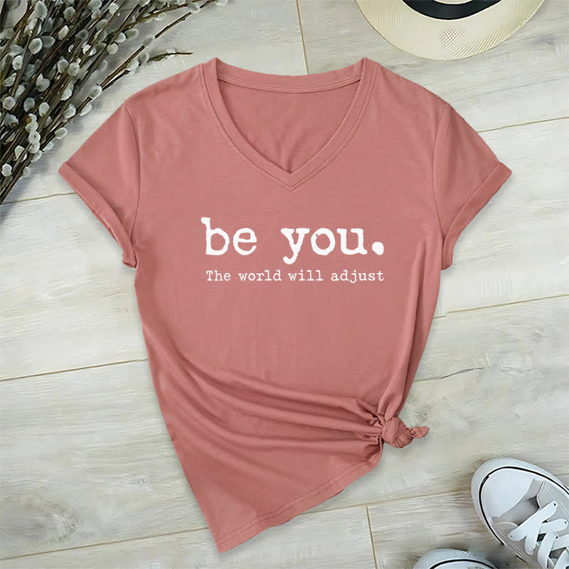 Olivenorma "Sii te stesso, il mondo si adatterà" T-shirt con scollo a V - Rosa - 2XL - image 17
