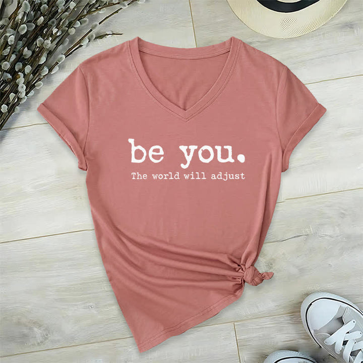 Olivenorma "Sii te stesso, il mondo si adatterà" T-shirt con scollo a V - Rosa - 2XL - image 17
