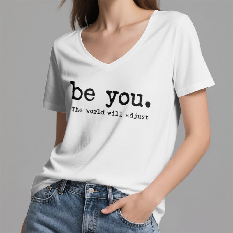 Olivenorma "Sii te stesso, il mondo si adatterà" T-shirt con scollo a V - image 2