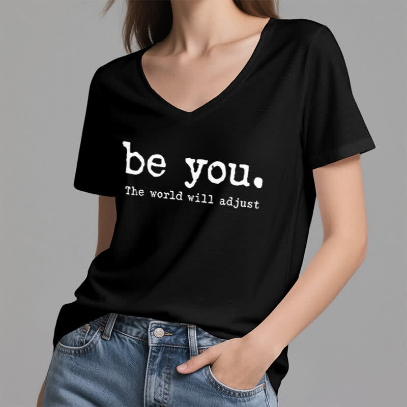 Olivenorma "Sii te stesso, il mondo si adatterà" T-shirt con scollo a V - image 11