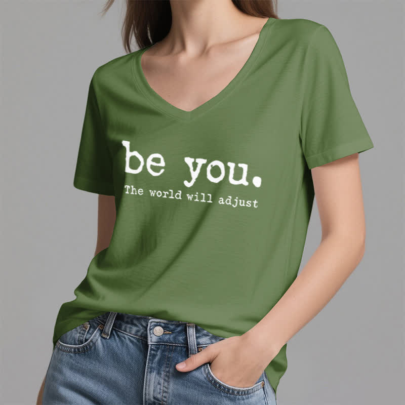 Olivenorma "Sii te stesso, il mondo si adatterà" T-shirt con scollo a V - image 9