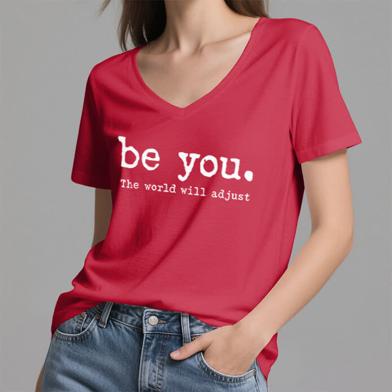 Olivenorma "Sii te stesso, il mondo si adatterà" T-shirt con scollo a V - image 15