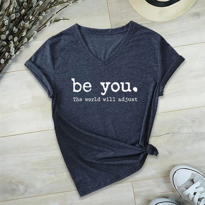 Olivenorma "Sii te stesso, il mondo si adatterà" T-shirt con scollo a V - Blu navy - 2XL - image 4