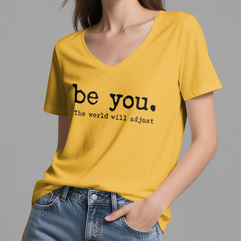 Olivenorma "Sii te stesso, il mondo si adatterà" T-shirt con scollo a V - image 16