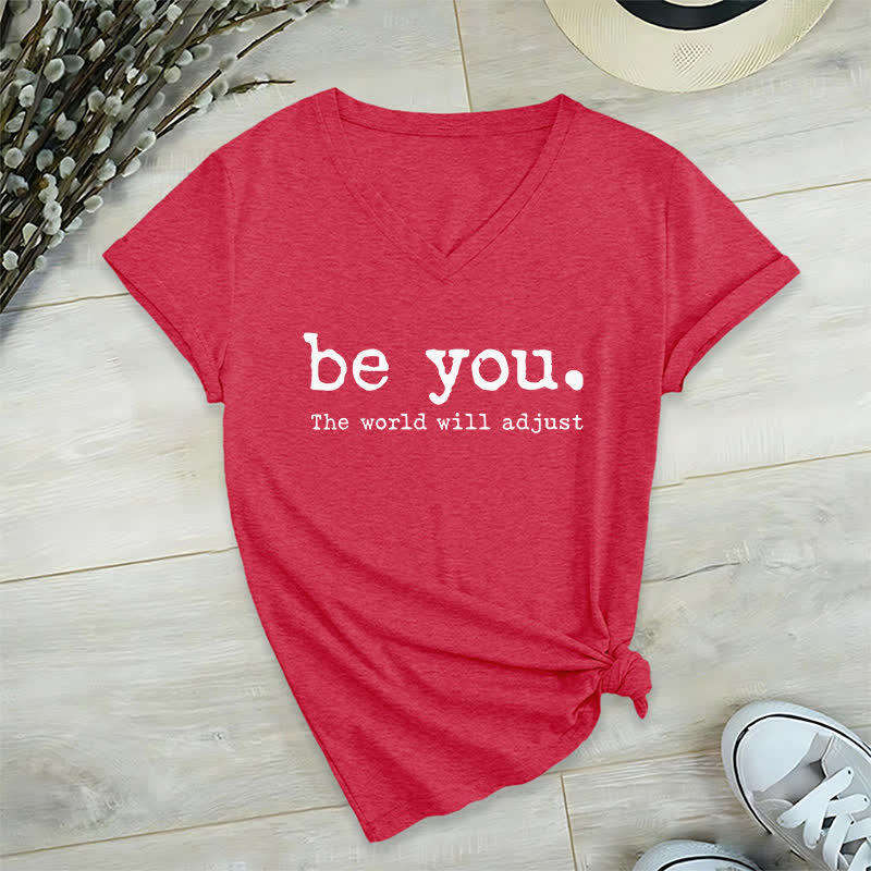 Olivenorma "Sii te stesso, il mondo si adatterà" T-shirt con scollo a V - Rosso - 2XL - image 12