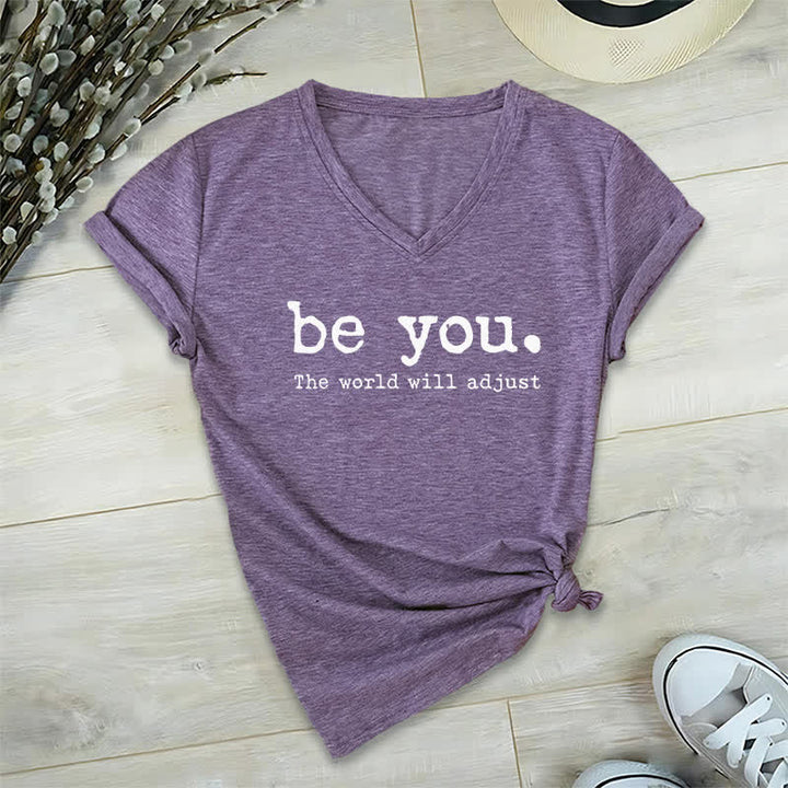 Olivenorma "Sii te stesso, il mondo si adatterà" T-shirt con scollo a V - Viola - 2XL - image 25