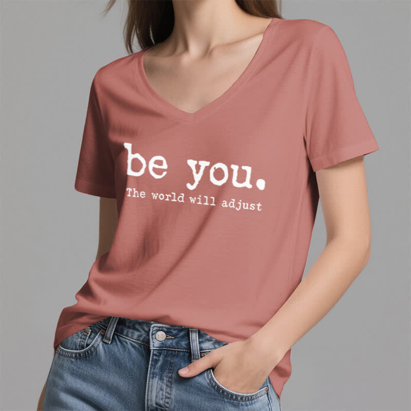 Olivenorma "Sii te stesso, il mondo si adatterà" T-shirt con scollo a V - image 18