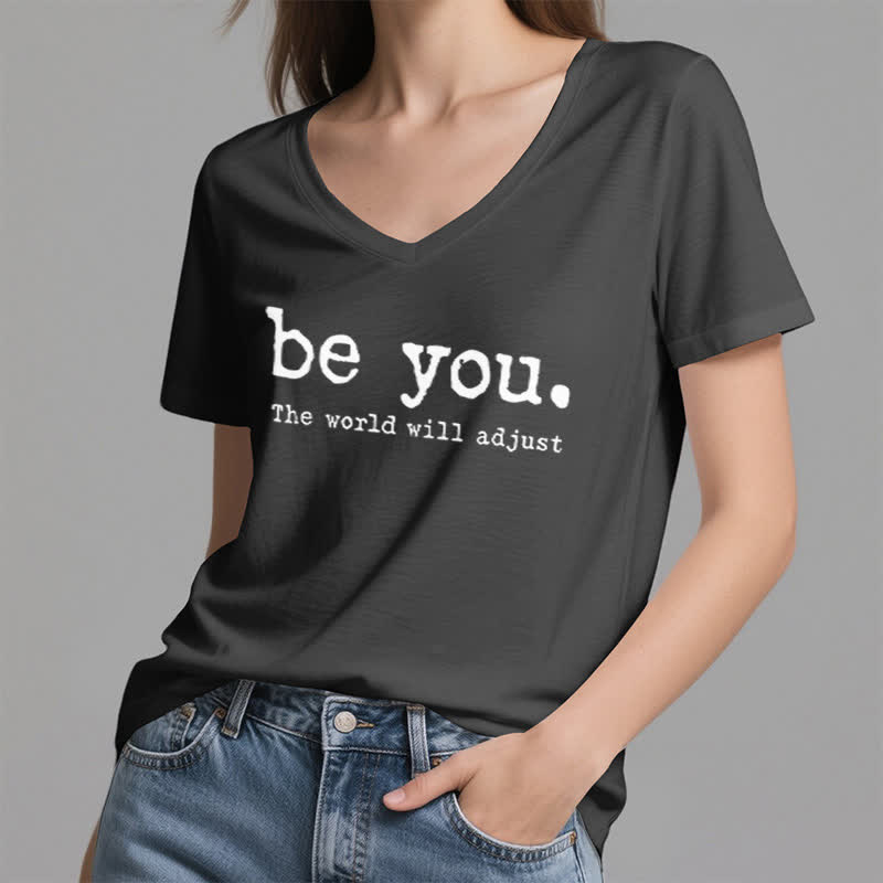 Olivenorma "Sii te stesso, il mondo si adatterà" T-shirt con scollo a V - image 10