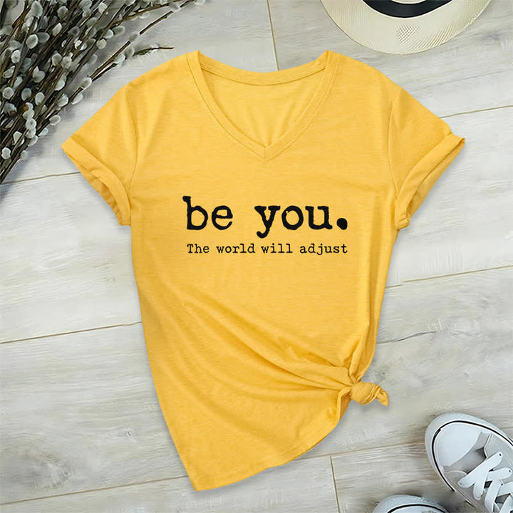 Olivenorma "Sii te stesso, il mondo si adatterà" T-shirt con scollo a V - Giallo - 2XL - image 15