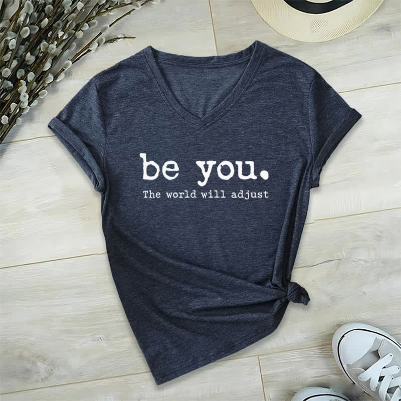 Olivenorma "Sii te stesso, il mondo si adatterà" T-shirt con scollo a V - Blu navy - 2XL - image 3