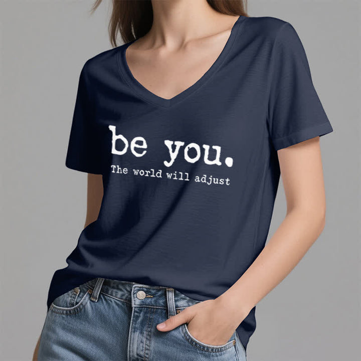 Olivenorma "Sii te stesso, il mondo si adatterà" T-shirt con scollo a V - image 5