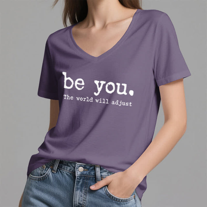Olivenorma "Sii te stesso, il mondo si adatterà" T-shirt con scollo a V - image 1