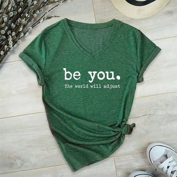 Olivenorma "Sii te stesso, il mondo si adatterà" T-shirt con scollo a V - Verde scuro - 2XL - image 5