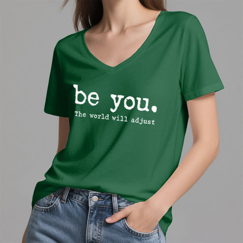 Olivenorma "Sii te stesso, il mondo si adatterà" T-shirt con scollo a V - image 7